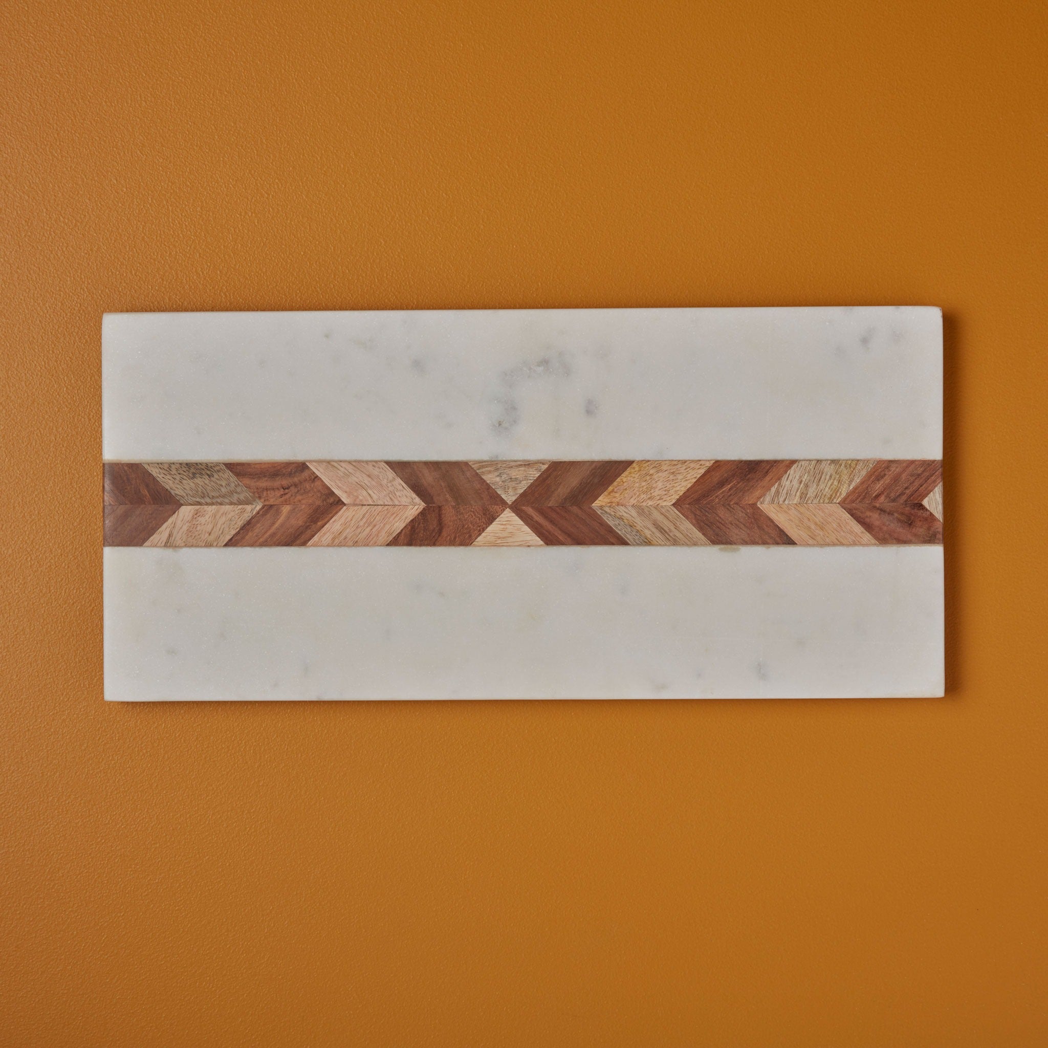 Planche rectangulaire en marbre blanc et bois